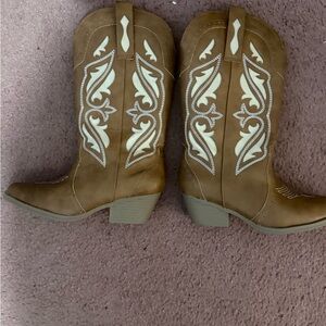 Brown Western Cowboy Boots with Cream Embroidery